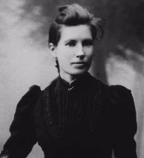 Historical portrait photograph of Elizabeth Pope née Climo, shown from the shoulders up.
